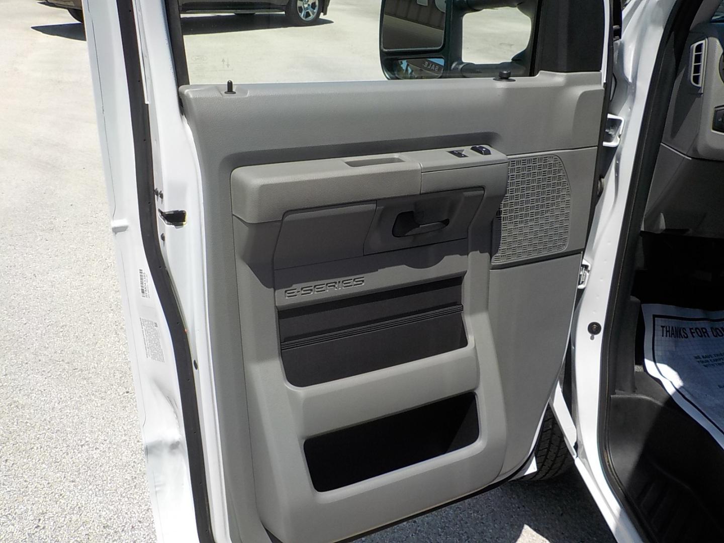 2022 White /Gray Ford Econoline (1FDWE3FK9ND) with an 7.3L V8 engine, AUTOMATIC transmission, located at 1617 W Church Street, Livingston, TX, 77351, (936) 327-3600, 30.710995, -94.951157 - LOW MILES!! If you're looking for a box van don't pass on this one!! It is ready for the BIG JOB!! This one is nice! - Photo#8